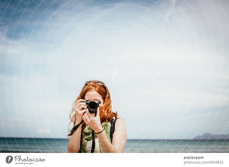 rothaarige Frau, die Urlaubsfotos am Strand macht langhaarig feminin Porträt Haare & Frisuren Mensch Außenaufnahme Junge Frau natürlich schön