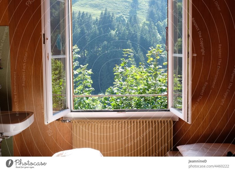 offenes Fenster mit Blick in die Natur, innen mit altmodischem Design Haus Lagerhaus Blick durch das Fenster Berge im Hintergrund Einsamkeit im Innenbereich