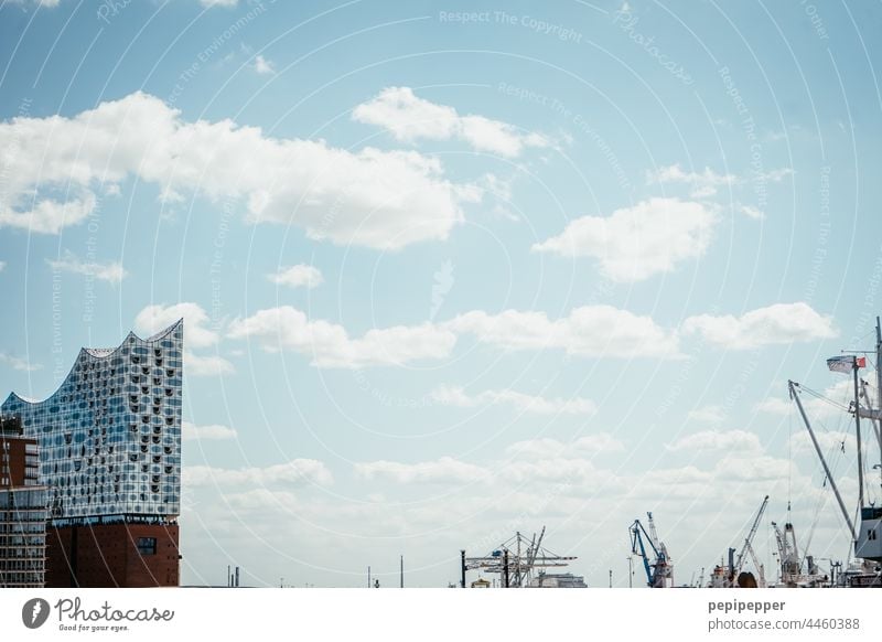 Hamburg Elbphilharmonie Hamburger Hafen Elbe Hafenstadt Sehenswürdigkeit Wahrzeichen Bauwerk Architektur Außenaufnahme Wasser Stadt Stadtzentrum Fluss Farbfoto