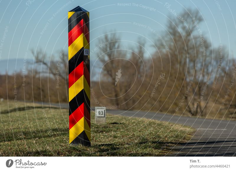 Grenzmarkierung an der Oder Grenze Brandenburg Polen Grenzgebiet Grenzanlage Außenaufnahme Farbfoto Menschenleer Tag Landschaft Barriere Trennung Zaun Oderbruch