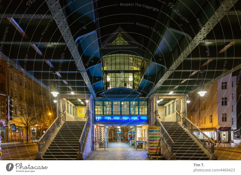 Bahnhof Eberswalder Straße in der Nacht Station Schönhauser Allee Prenzlauer Berg Berlin Stadtzentrum Außenaufnahme Hauptstadt Altstadt Menschenleer Farbfoto