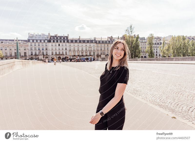 Junger Tourist auf den Straßen von Paris Frau Frankreich Tourismus reisen wandern Sportbekleidung laufen Großstadt urban Textfreiraum Gebäude Antiquität