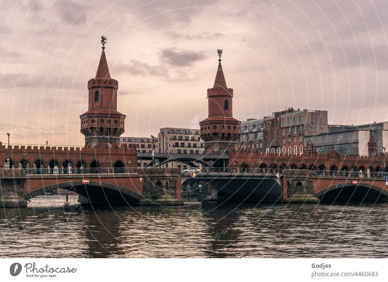 Blick auf die Oberbaumbrücke in Berlin Brücke Türme Häuser Spree Fluß Fluss Sehenswürdigkeit Wahrzeichen Architektur Stadt Außenaufnahme Kreuzberg