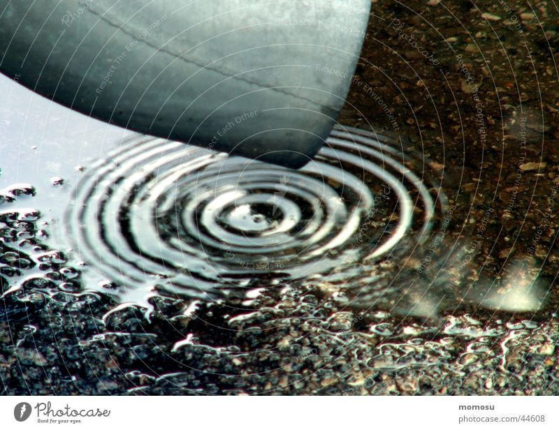 es tropft.... Dachrinne Abfluss Kreis schlechtes Wetter Asphalt Häusliches Leben Regen Lack Wasser Wassertropfen