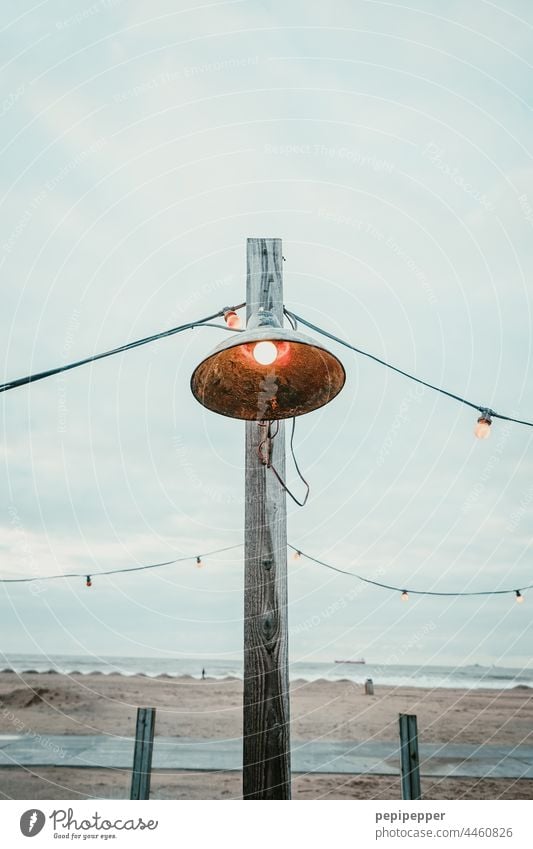 alte Straßenlampe am Meer Lampe Lampenschirme lampenschein Beleuchtung Glühbirne Meereslandschaft Lichterkette Farbfoto Außenaufnahme leuchten Feste & Feiern