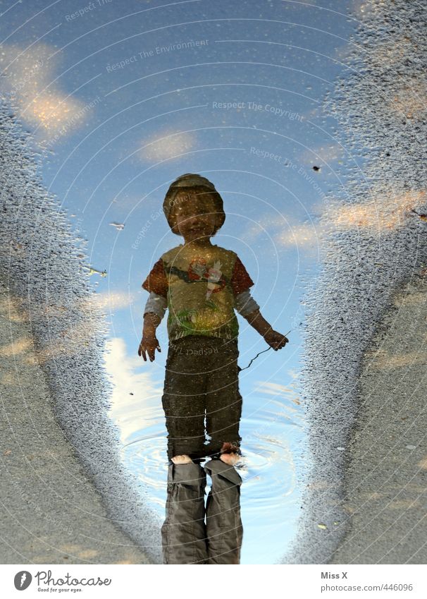 Spiegelbild Spielen Kinderspiel Mensch Kleinkind 1 1-3 Jahre Wasser nass Kindheit Schwimmen & Baden Pfütze matschig Dreckspatz laufen Farbfoto mehrfarbig