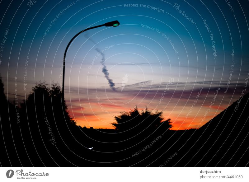 Die  Nacht Dämmerung kommt. Ein kleiner Lichtschein der Sonne ist noch zu sehen.  Laternen sind schon an. Sonnenuntergang am Abend Wolken Menschenleer Himmel