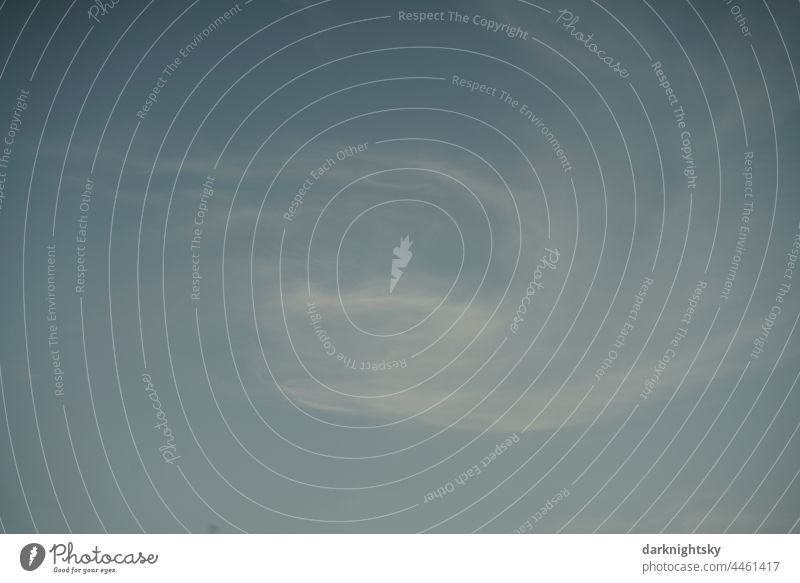 Frist wirkender eintöniger blauer Himmel mit nur wenigen Zirren und Hochnebel frisch Klima Urelemente Schönes Wetter schlechtes Wetter Menschenleer Wolken