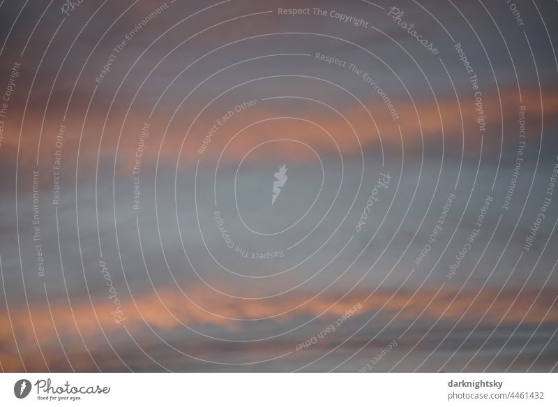 Abendlicher Himmel mit orange, blau und grau in horizontaler Aufnahme Farbfoto Tag Luft Fröhlichkeit Außenaufnahme Kreativität Starke Tiefenschärfe