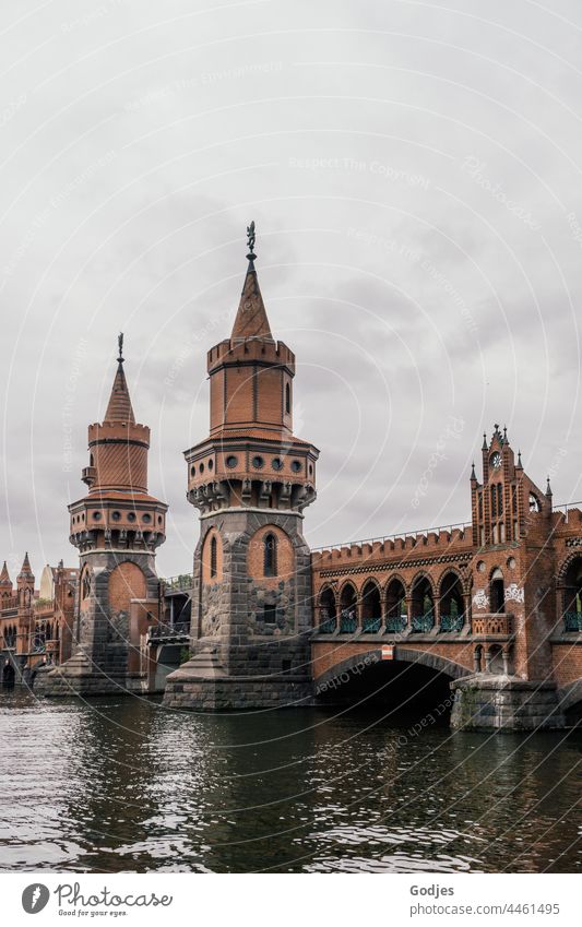 Blick auf die Oberbaumbrücke, Berlin Wahrzeichen Sightseeing Sehenswürdigkeit Hauptstadt Tourismus Brücke Außenaufnahme Farbfoto Architektur Spree Stadt