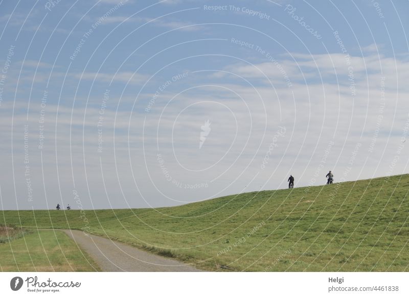 Radeln auf dem Deich Deichkrone Fahrrad Radfahrer Fahrradfahrer Urlaub Insel Nordseeinsel Borkum Spätsommer Radweg Fahrradweg Himmel Wolken schönes Wetter