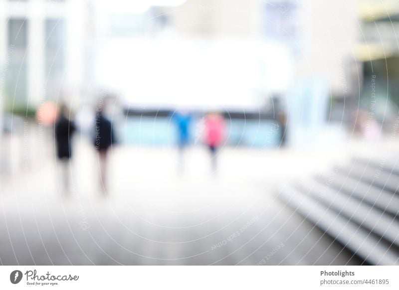 Umrisse von Personen in einer Passage unscharf Stadt Einkaufen Straße pink blau schwarz grau Treppen Silhouette Außenaufnahme Farbfoto Tag Mensch weiß High Key