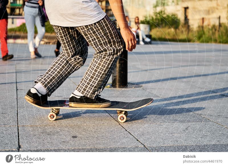 Skateboarder fahren auf Skateboard in der Stadt, Nahaufnahme Skater Sport Junge Hipster Turnschuh jung Schuhe lässig Freestyle männlich Straßenkleidung Aktion