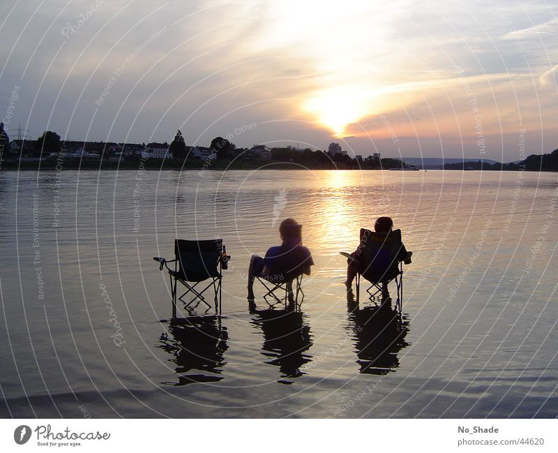 Just Chilling!!! Sonnenuntergang Freundschaft Erholung Bier Abendsonne ruhig Stimmung Wolken Campingstuhl Fluss Rhein Wasser Küste Fuß