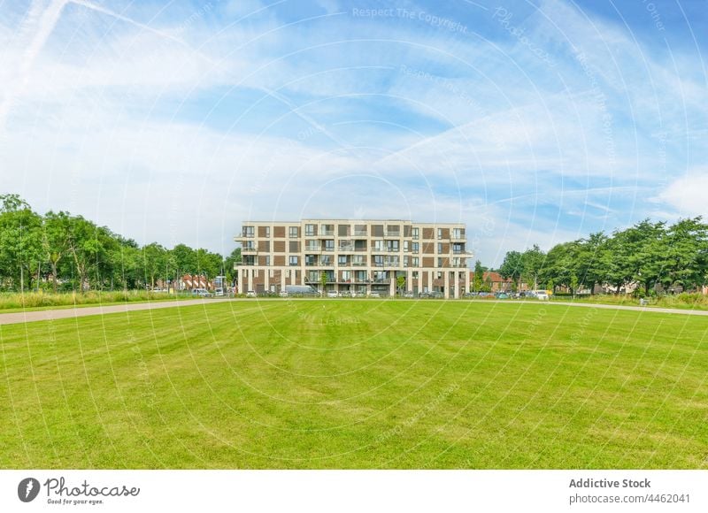 Grüner Rasen im Innenhof eines Mehrfamilienhauses wohnbedingt Viertel Anwesen Einrichtung Park verweilen Fassade Revier Architektur Unterkunft Gebäude Baum