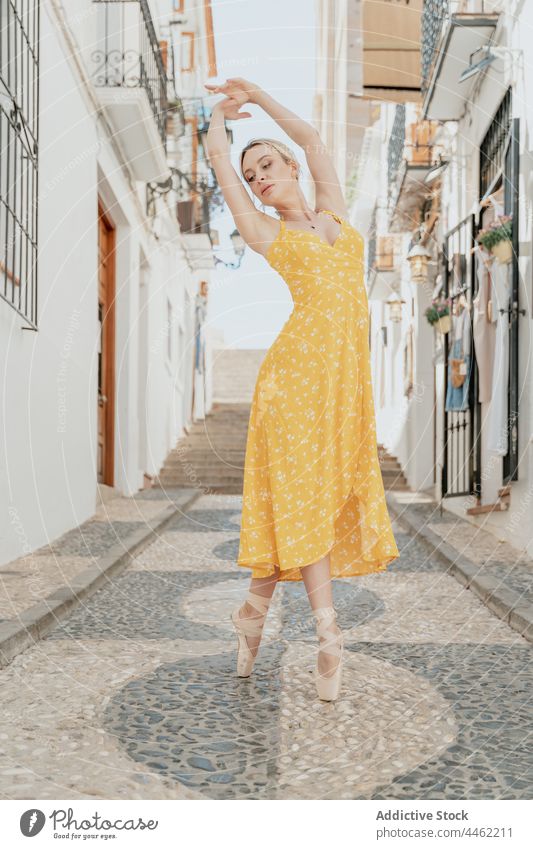 Anmutige Ballerina auf Zehenspitzen stehend Gleichgewicht Fähigkeit Kunst Tanzen positionieren Choreographie Körperhaltung Frau ausführen Balletttänzer