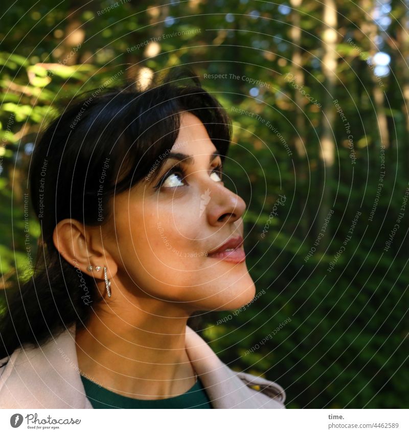 Estila zuversicht neugier schmuck abendsonne abendlicht jacke zopf freude fröhlich glücklich Halbprofil lächeln feminin frau portrait Blick nach oben wald baum