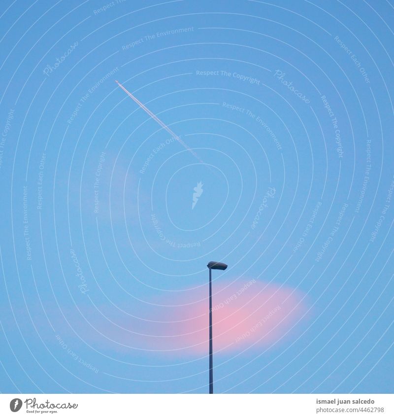 Straßenlaterne und Flugzeug am blauen Himmel Straßenbeleuchtung blaue Farbe Blauer Himmel Ebene fliegen Cloud Außenaufnahme