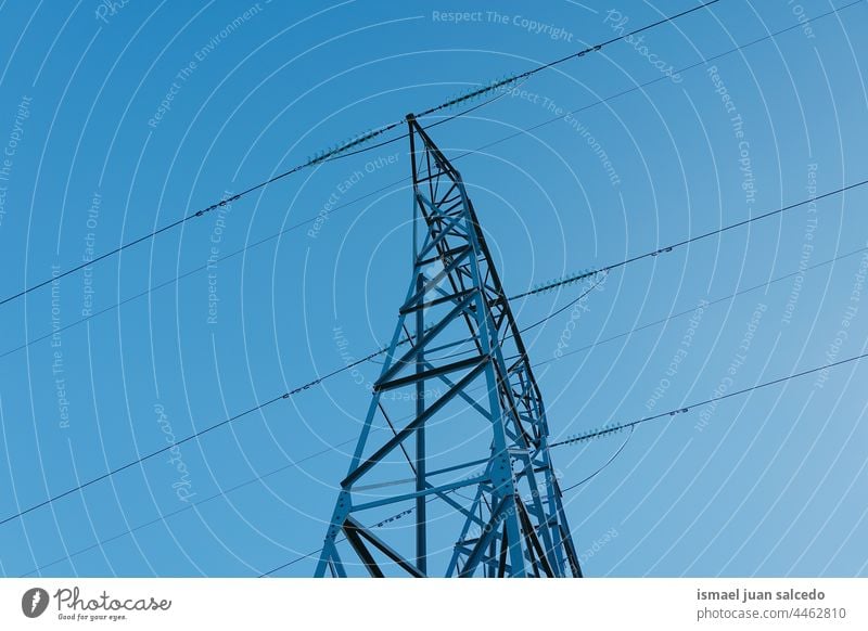 Strommast und blauer Himmel Turm Elektrizität Elektrizitätsturm Stromtransport elektrischer Turm Energie Mitteilung Kraft Spannung Technik & Technologie