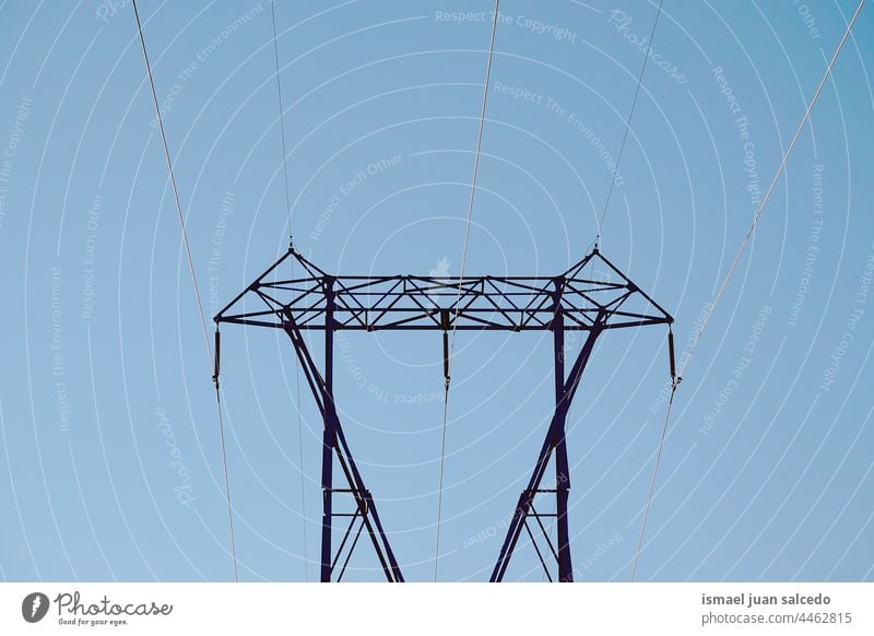 Strommast und blauer Himmel Turm Elektrizität Elektrizitätsturm Stromtransport elektrischer Turm Energie Mitteilung Kraft Spannung Technik & Technologie