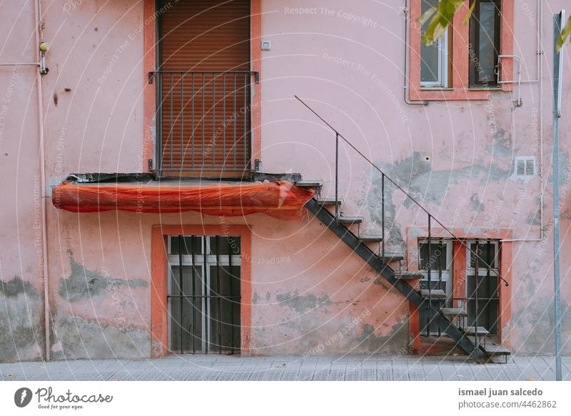 Treppe an der altrosa Fassade des Hauses Freitreppe Architektur Struktur Straße Treppenhaus Konstruktion Stock Boden im Freien urban nach oben nach unten Zaun