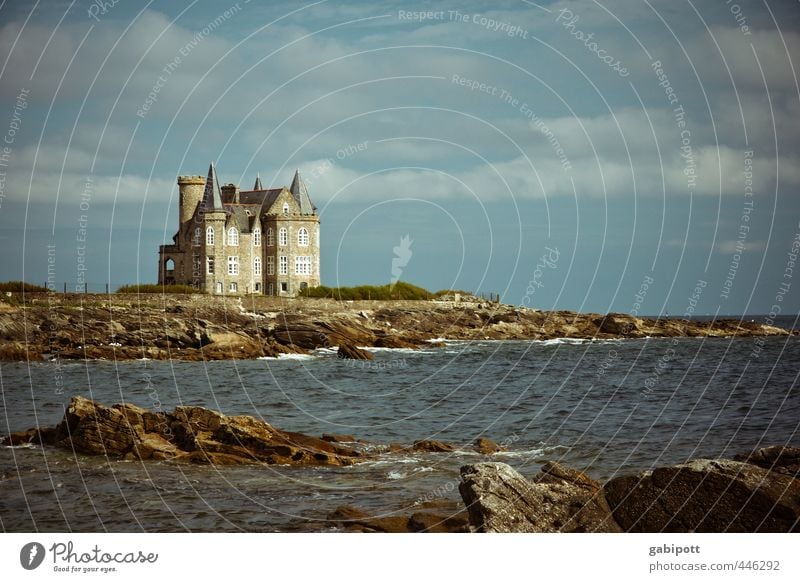 Wochenendhäuschen Natur Landschaft Urelemente Wasser Himmel Wolken Sommer Schönes Wetter Felsen Wellen Küste Strand Bucht Meer Haus Traumhaus Palast