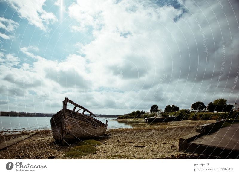 bretonisches Wrack Natur Landschaft Urelemente Himmel Wolken Sommer Klima Schönes Wetter Küste Strand Bucht Meer Bretagne Dorf Fischerdorf stagnierend Stimmung