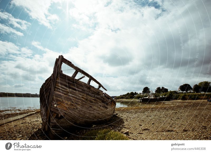 letzter Ankerplatz Landschaft Küste Strand Schifffahrt Fischerboot alt kaputt trashig trist Endzeitstimmung Konkurrenz ruhig Verfall Vergangenheit