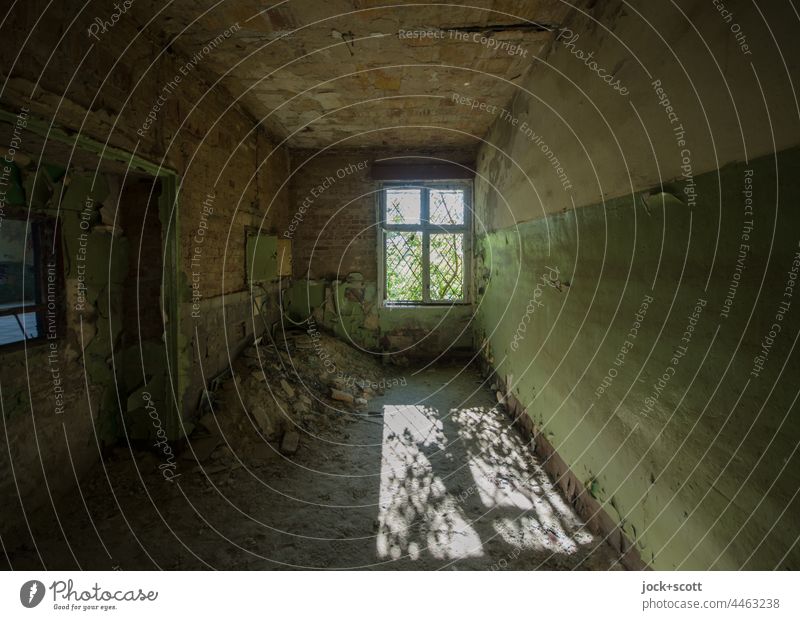 Lost Land Love - staubiger Raum wird vom Sonnenschein getroffen lost places Fenster Ruine Zahn der Zeit Silhouette Schatten verfallen Endzeitstimmung dreckig