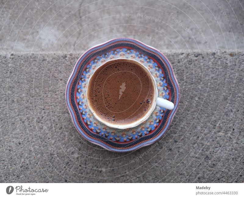 Traditioneller türkischer Mokka in folkloristischer osmanischer Tasse auf grauem Treppenstufen in Maksudiye bei Adapazari in der Provinz Sakarya in der Türkei