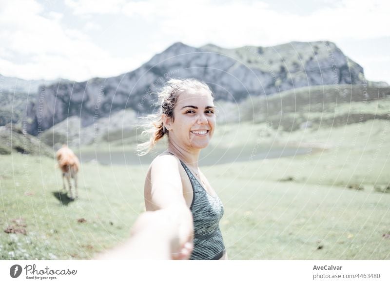 Frau Wandern in den Bergen und Blick auf die malerische Aussicht und magische Länder, Reisen zu Fuß, gesunden Lebensstil, Kopie Raum Genuss Freiheit horizontal