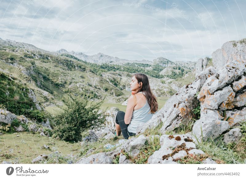 Frau Wandern in den Bergen und Blick auf die malerische Aussicht und magische Länder, Reisen zu Fuß, gesunden Lebensstil, Kopie Raum Genuss Freiheit horizontal