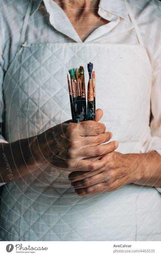 Frau Künstler Maler hält ein Bündel von Farbe Pinsel. Maler Künstler und Pinsel im Studio, Crystal Flasche, Indie-Stil, Hipster, kreatives Konzept Kreativität