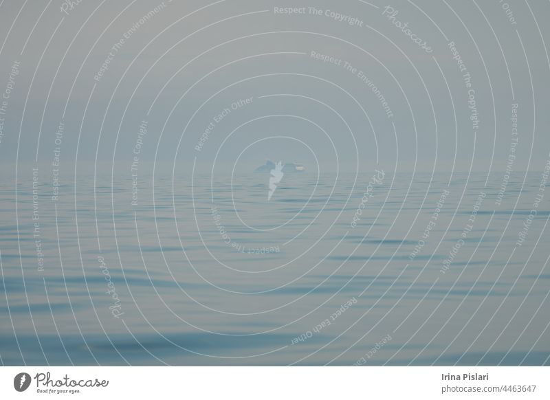 Das Meer im Nebel. Die Linie des Horizonts, die sich im Nebel auflöst. Irische See im Nebel. Nebliges Wetter Atmosphäre Herbst Hintergrund schön Schönheit