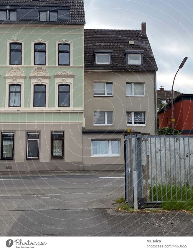 Ausfahrt eines Betriebsgelände Einfahrt ausfahrt freihalten Straße Gebäude Haus Fassade Schiebetor Architektur offen geöffnet firmengelände hof betriebsgelände