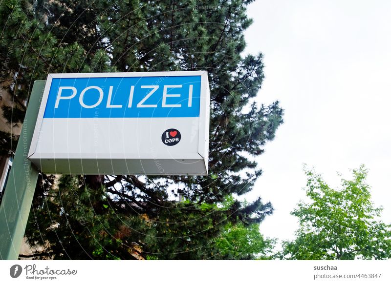 jemand liebt die polizei Polizei Polizeibild Hilfe Verbrechen Verbrechensaufklärung Schild Sicherheit Gefahr Kriminalität Sicherheit & Ordnung Polizeiwache