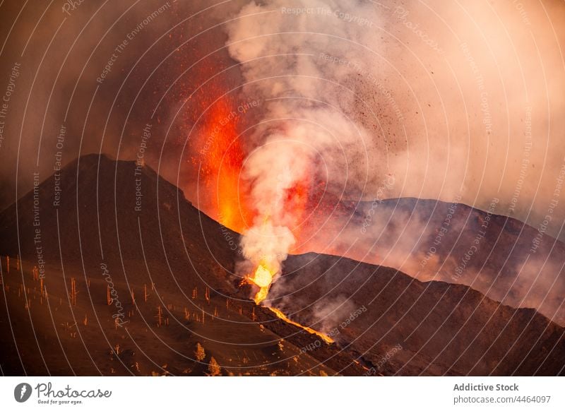 Vulkanausbruch auf La Palma Kanarische Inseln 2021 Lava Natur gefährlich Explosion Feuer Rauch Magma Krater geschmolzen Umwelt Erde Flamme ausbrechend Caldera