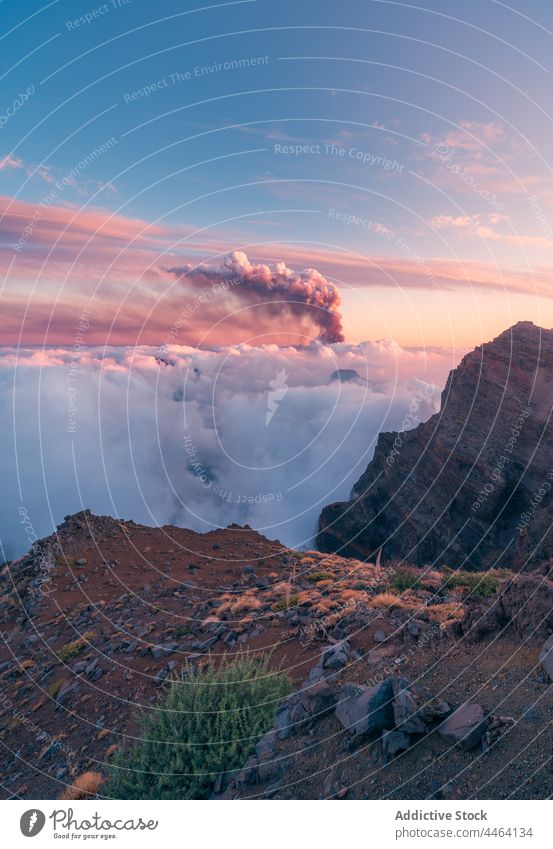 Berggipfel inmitten von Wolken und Vulkan im Hintergrund Berge u. Gebirge Gipfel Cloud Top Sonnenaufgang schwarze Wolke Wolkenmeer Natur Himmel Umwelt Hügel