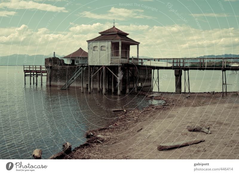 Haus am See Wasser Himmel Wolken Sonnenlicht Küste Seeufer Strand Bodensee Menschenleer Brücke Bauwerk Erholung Farbe Ferien & Urlaub & Reisen Idylle Nostalgie