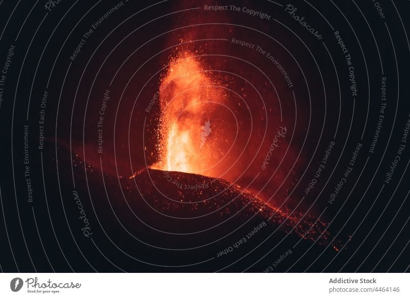 Vulkanausbruch des Cumbre Vieja auf La Palma Kanarische Inseln 2021 Lava Natur gefährlich Explosion Feuer Rauch Magma Krater geschmolzen Umwelt Erde Flamme