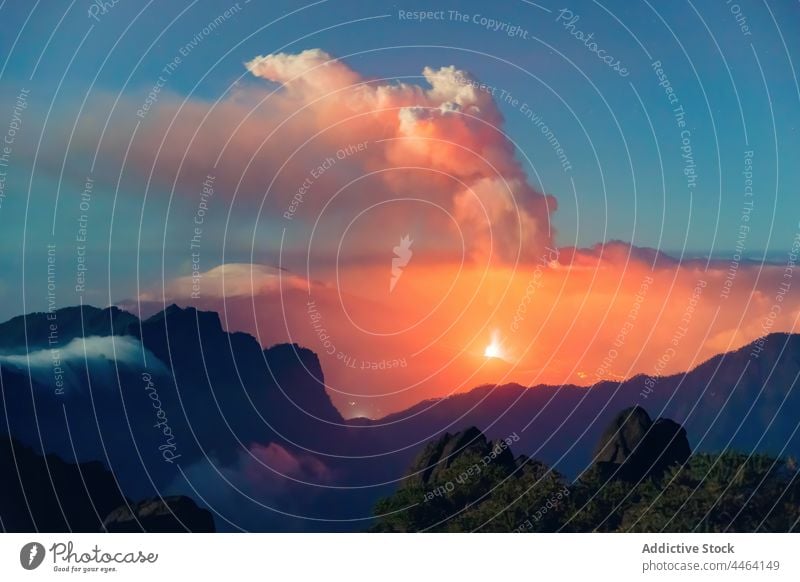 Berggipfel inmitten von Wolken und Vulkan im Hintergrund Berge u. Gebirge Gipfel Cloud Top Sonnenaufgang schwarze Wolke Wolkenmeer Natur Himmel Umwelt Hügel