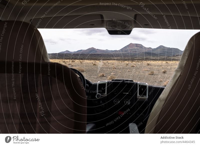 Wohnmobil gegen Vulkan und Berg bei Tageslicht Berge u. Gebirge Himmel Natur Hochland Landschaft Cuervo Ausflug Windschutzscheibe wolkig Fahrzeug Reittier