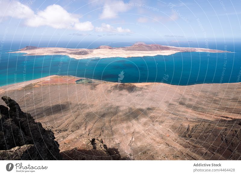 Insel im Meer unter bewölktem Himmel bei Sonnenuntergang MEER Reittier wolkig vulkanisch Natur Meereslandschaft Hochland Landschaft graciosa Teguise Lanzarote