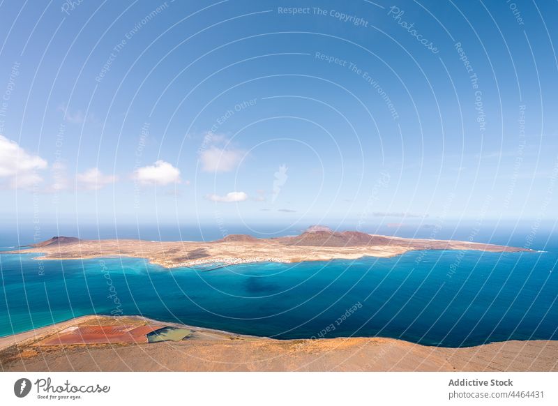 Insel im Meer unter bewölktem Himmel bei Sonnenuntergang MEER Reittier wolkig vulkanisch Natur Meereslandschaft Hochland Landschaft graciosa Teguise Lanzarote