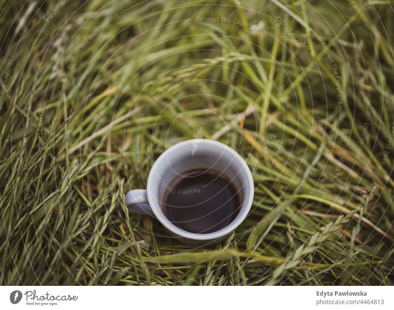 High Angle View Of Coffee Cup Over Grassy Field frisch trinken Feld wandern reisen niemand Tag Pause außerhalb Objekt warm Garten keine Menschen Park Aroma