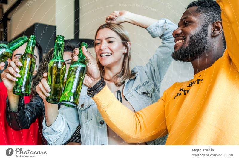 Freunde haben Spaß beim gemeinsamen Biertrinken. heimwärts Menschengruppe Glück Freundschaft Zusammensein Party Lächeln jubelt Frau männlich Fröhlichkeit