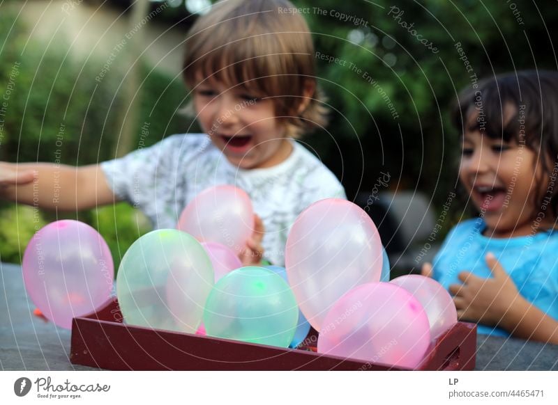 Kinder spielen mit Luftballons Gemeinsam sind wir stark Teambildung Mannschaftsspiel Teamgeist Teamkollegen Teamwork Kindergeburtstag Kinderfest Basteln