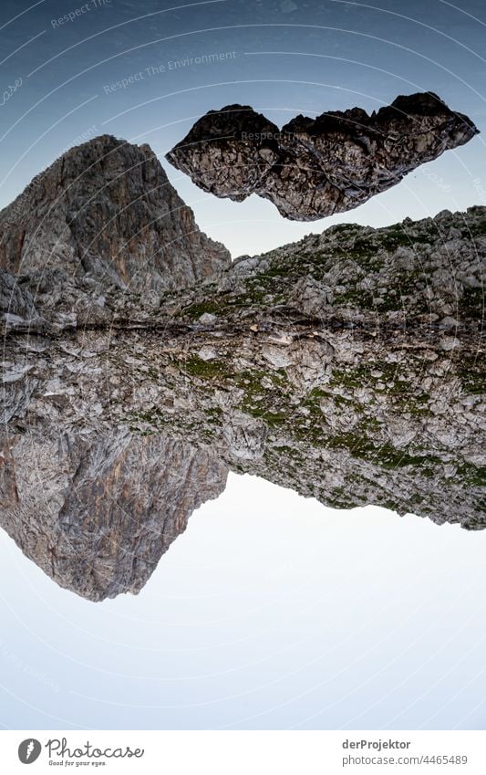 Morgens im Triglav National Park mit Felsen und Gipfel in Spiegelung Fluss soca Reinheit Wanderausflug Licht Tag Ausflug Tourismus Naturschutz