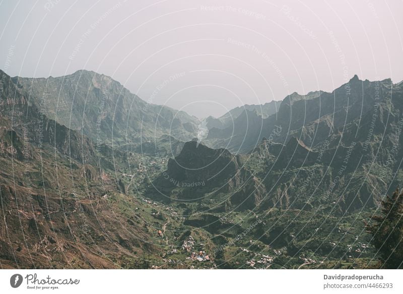 Berglandschaft mit kurvenreicher Straße Berge u. Gebirge Landschaft Tal Felsen geschlängelt Ausflug Santo Antão Kap Verde Cabo Verde Afrika Berghang Weg reisen