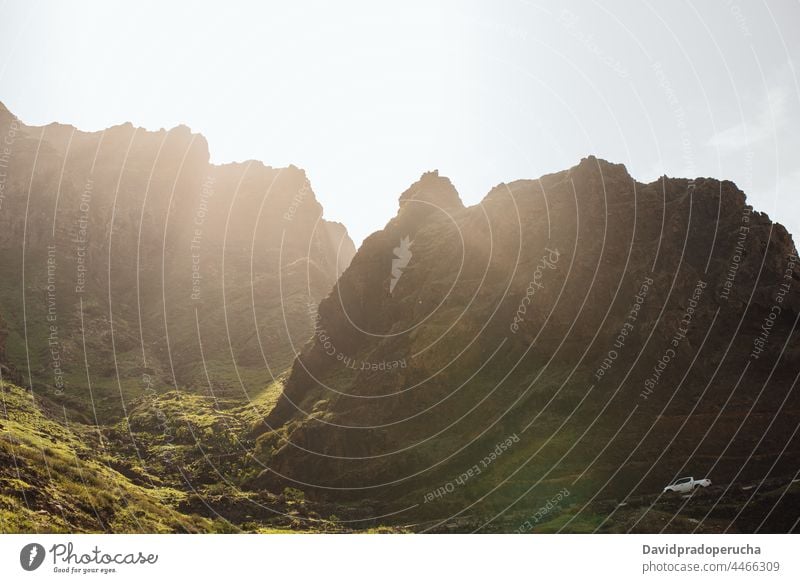 Malerische Straße zwischen Bergen in der Natur Landschaft Berge u. Gebirge Meer malerisch atemberaubend Santo Antão Kap Verde Cabo Verde Afrika reisen Ausflug